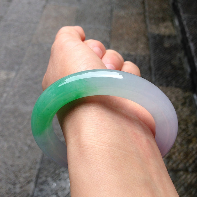 Another jade bangle bracelet crossed my eyes