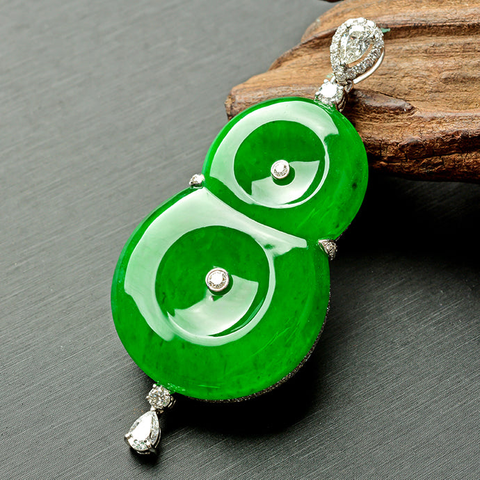 Appreciation of exquisite jade pendant